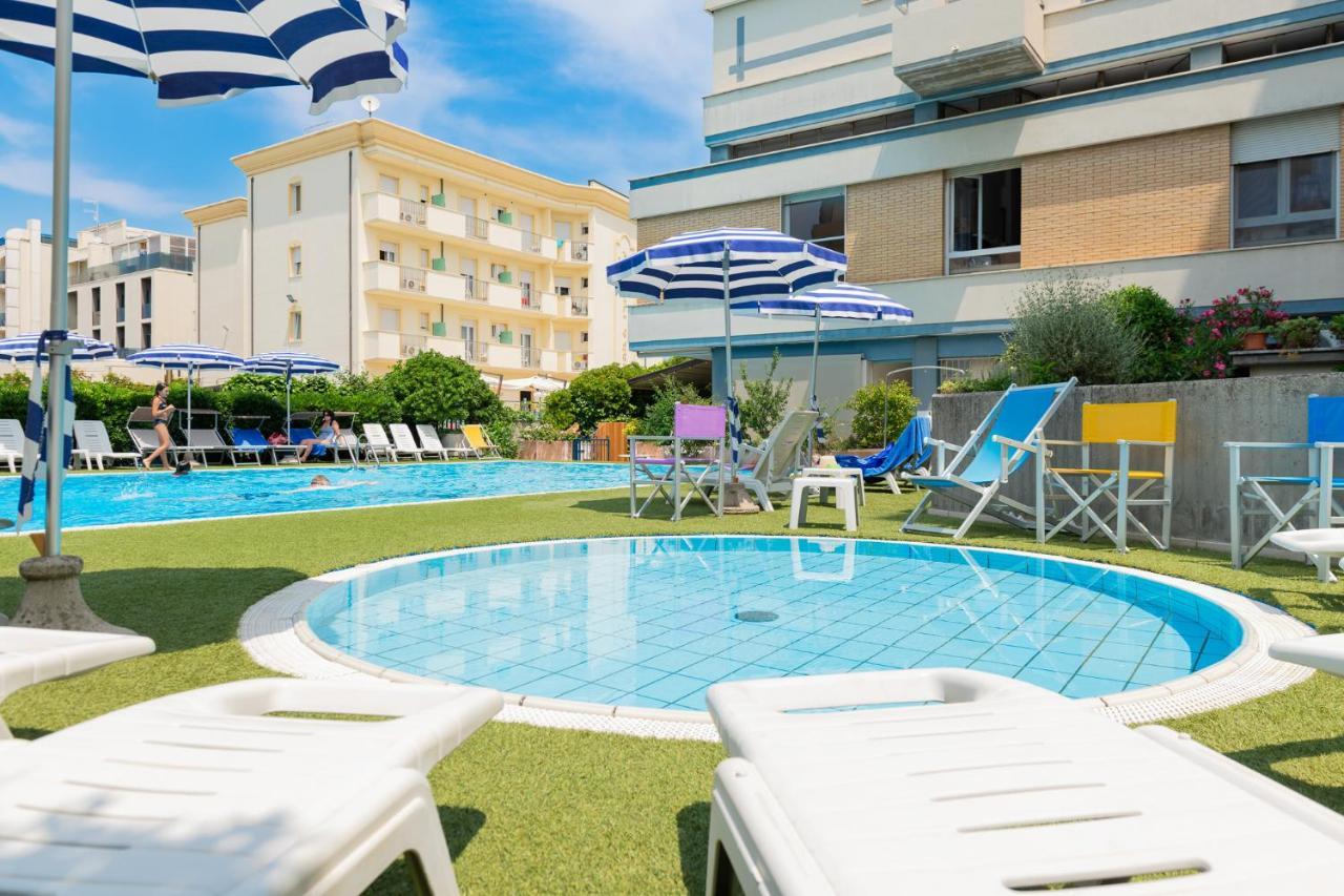 Hotel Caesar Cesenatico Exterior foto
