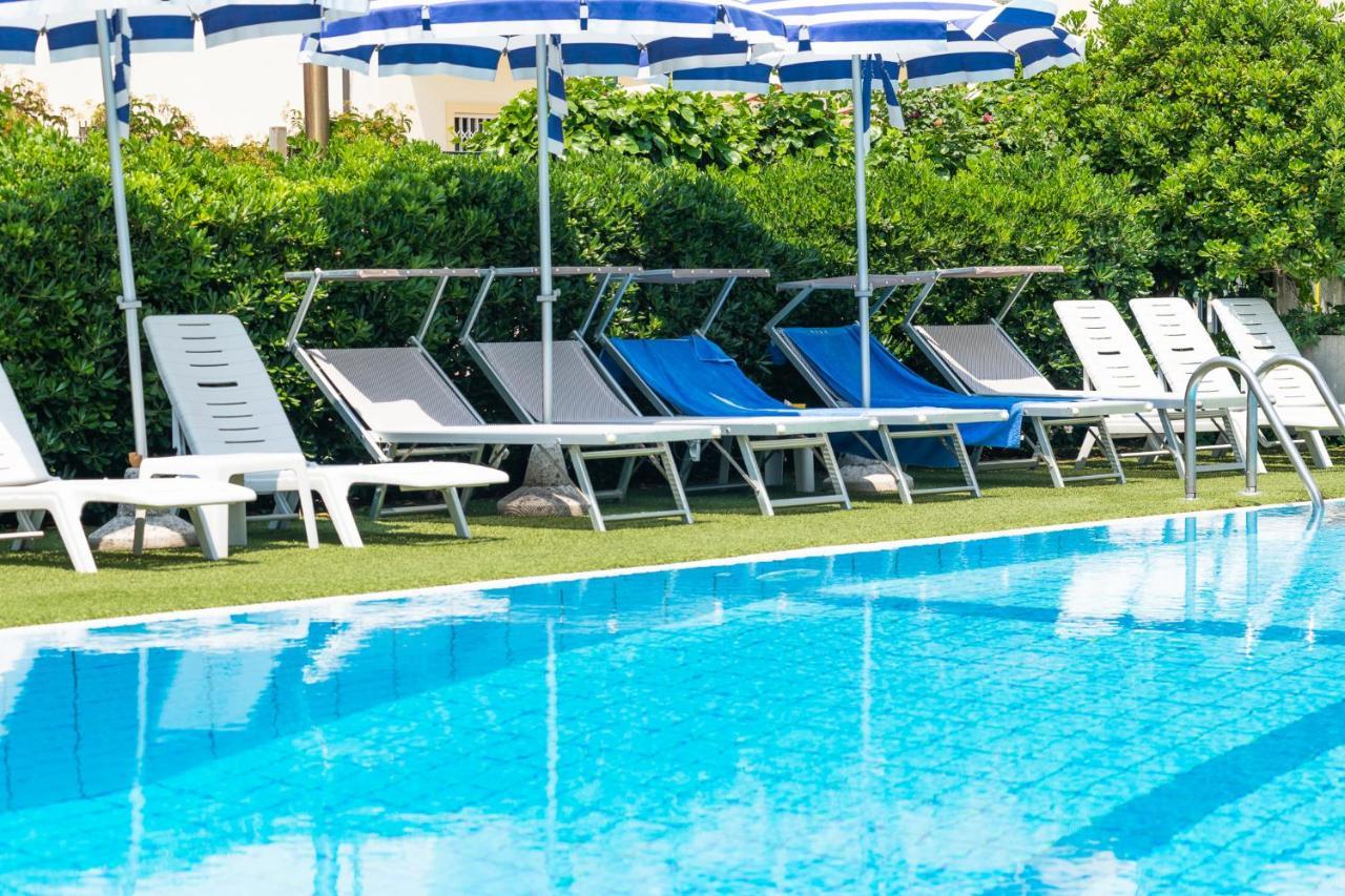 Hotel Caesar Cesenatico Exterior foto