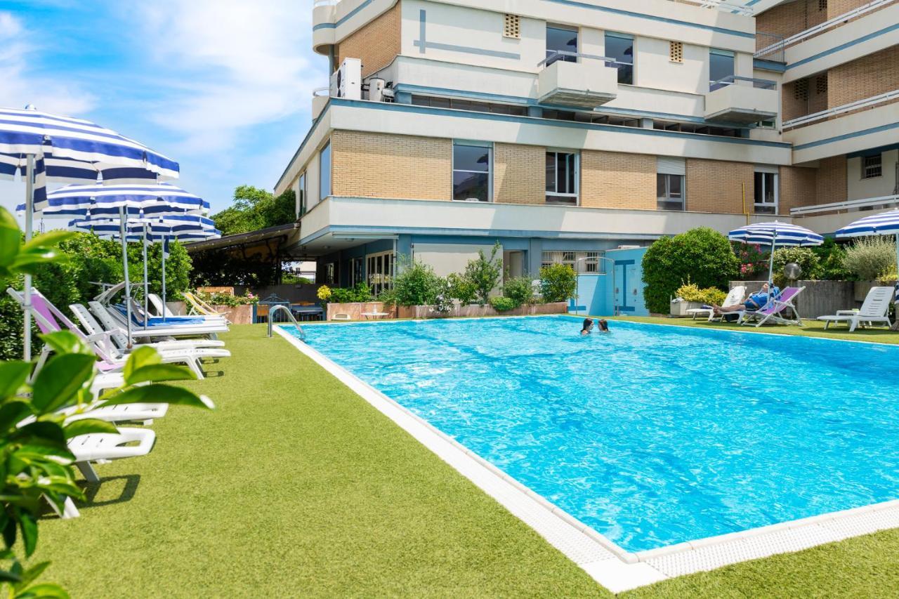 Hotel Caesar Cesenatico Exterior foto