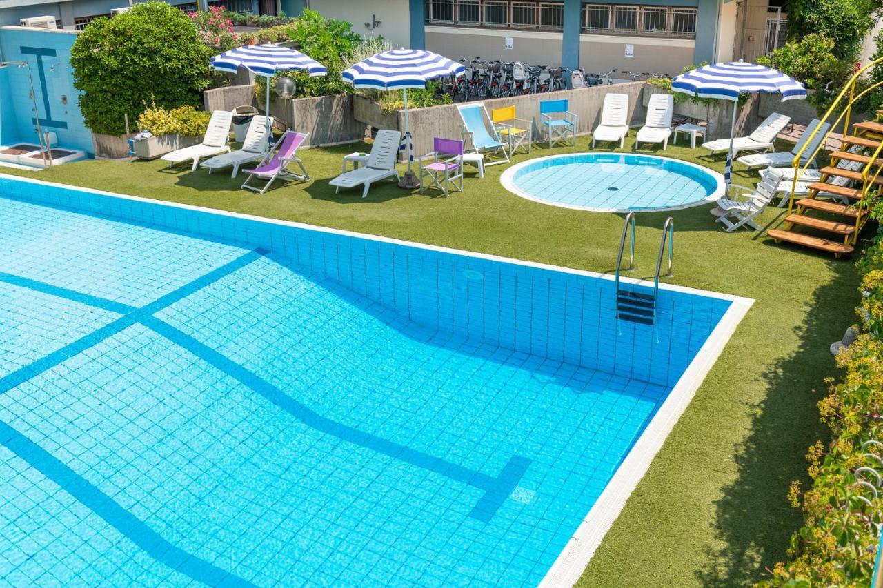 Hotel Caesar Cesenatico Exterior foto