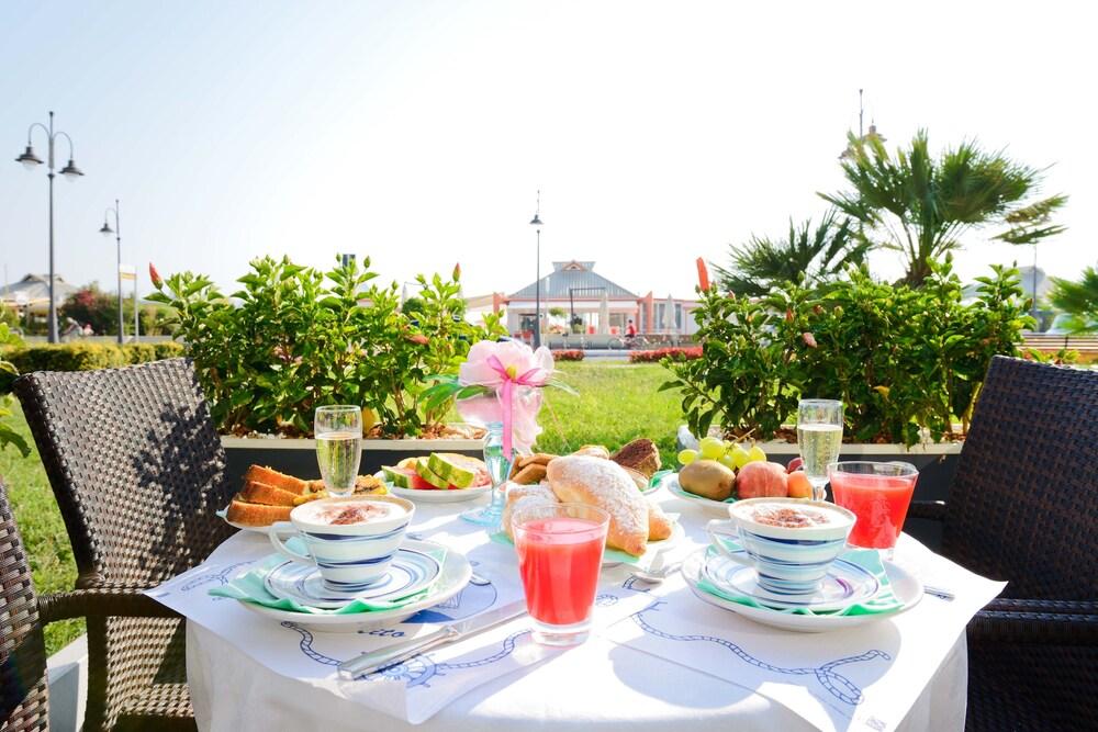 Hotel Caesar Cesenatico Exterior foto