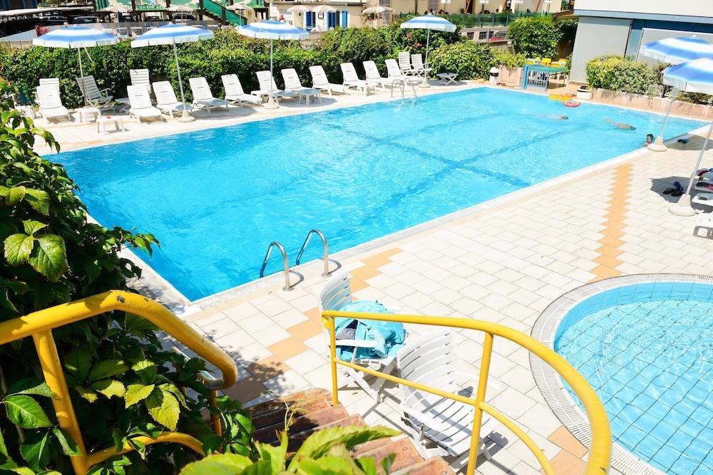 Hotel Caesar Cesenatico Exterior foto